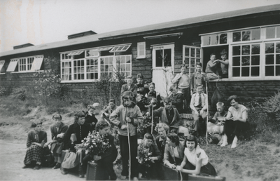 876381 Groepsportret van leerlingen van de Nederlands Hervormde Gemeenteschool nr. 2 (Waterstraat 27) te Utrecht op een ...